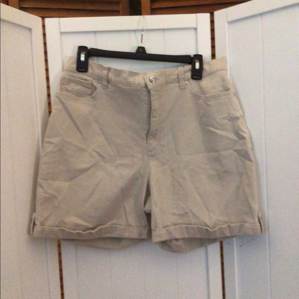 Gloria Vanderbilt shorts size 14